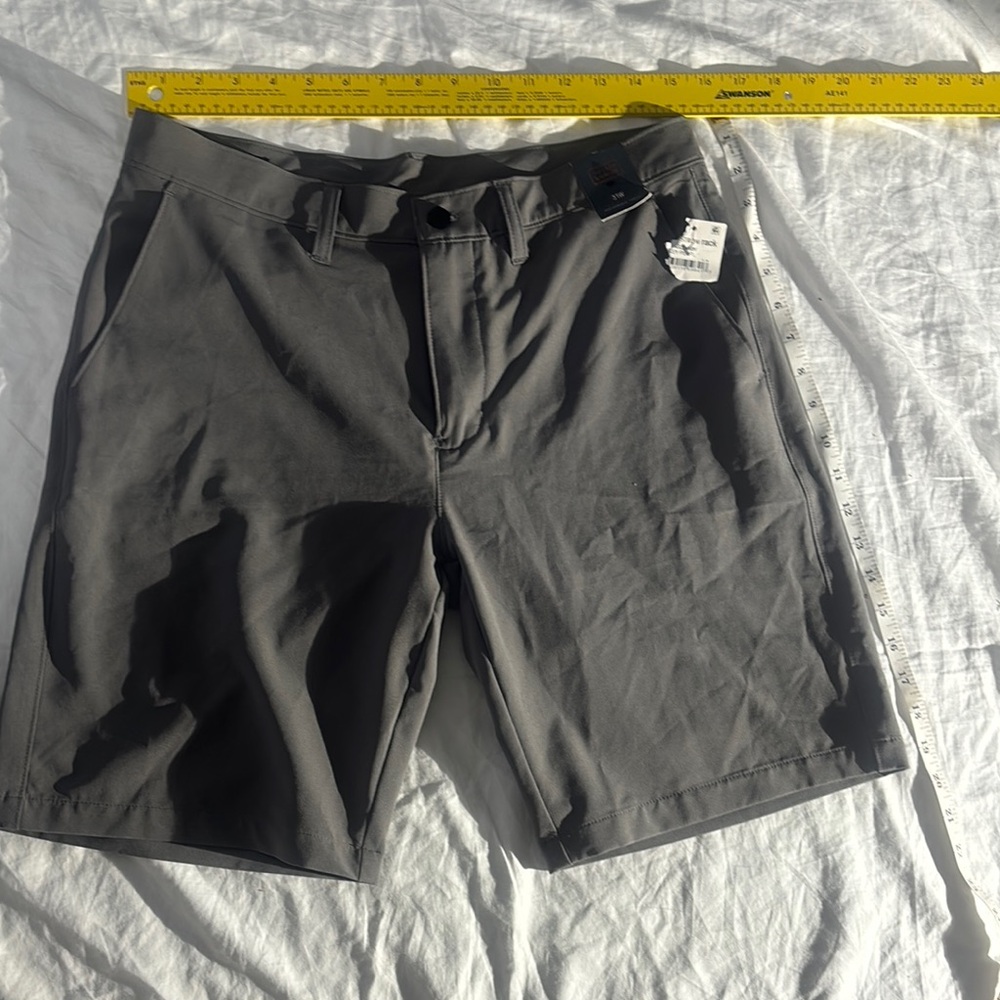 NWT 14th & Union Men’s Gray Slim Fit Flat Front Shorts Size 31